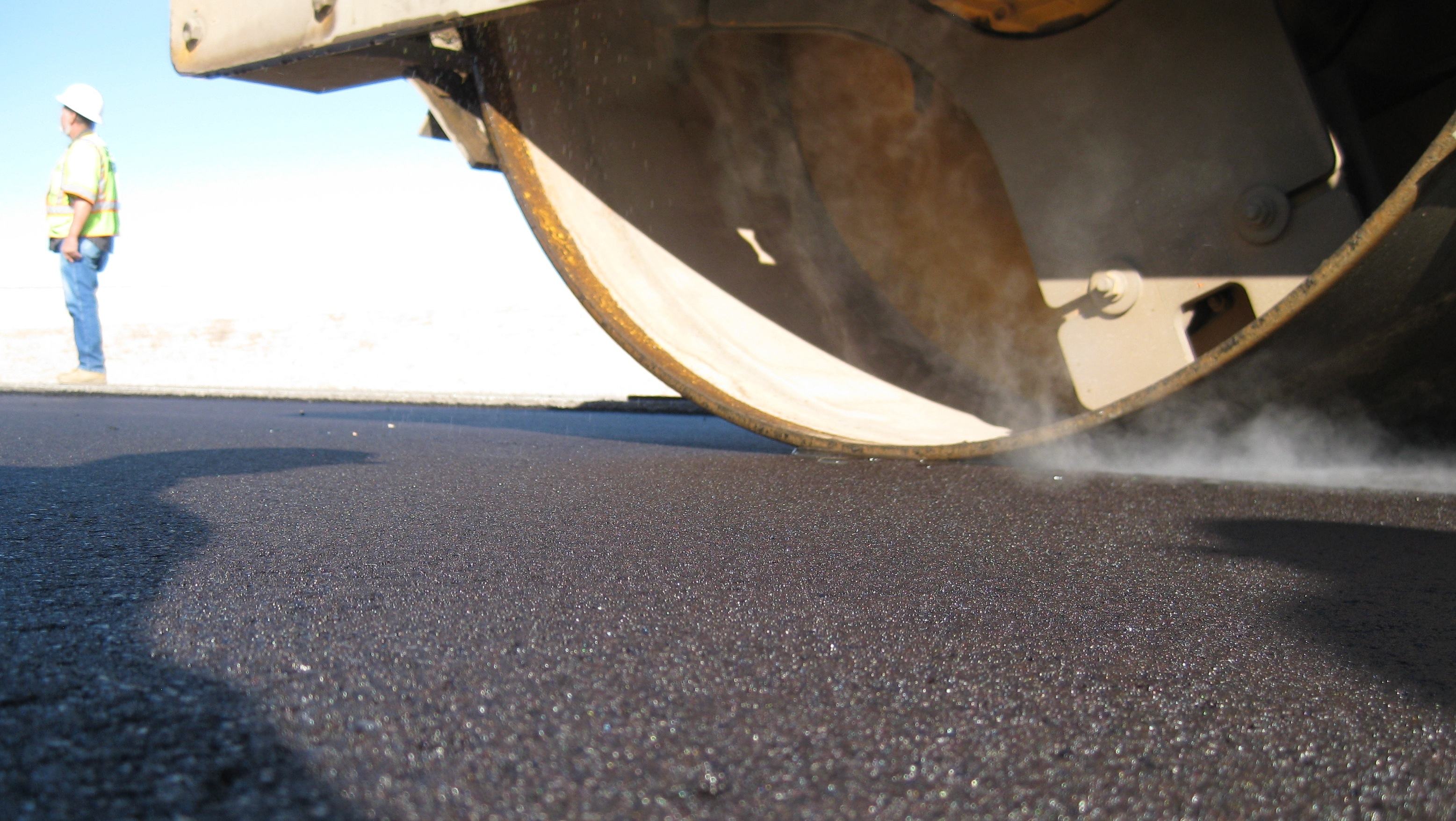 Fine-graded asphalt compaction in the field with steam