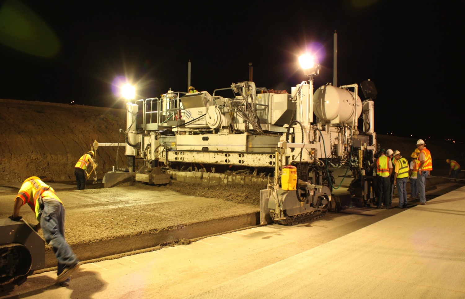 A paving crew implements real-time pavement smoothness on the DFW Connector project in Texas